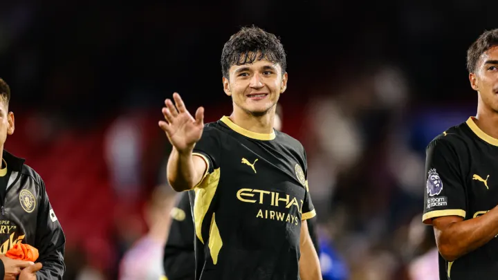 Chelsea surveille Khusanov, défenseur de Manchester City